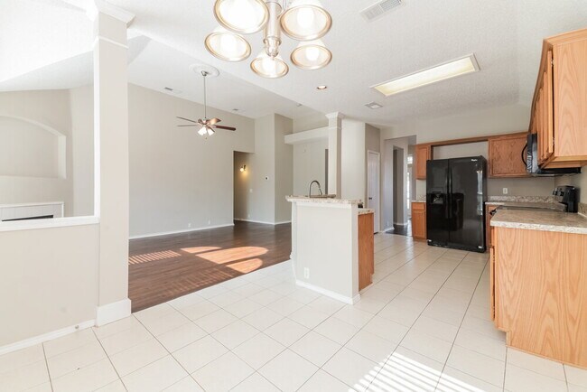 Building Photo - 742 River Oak Way