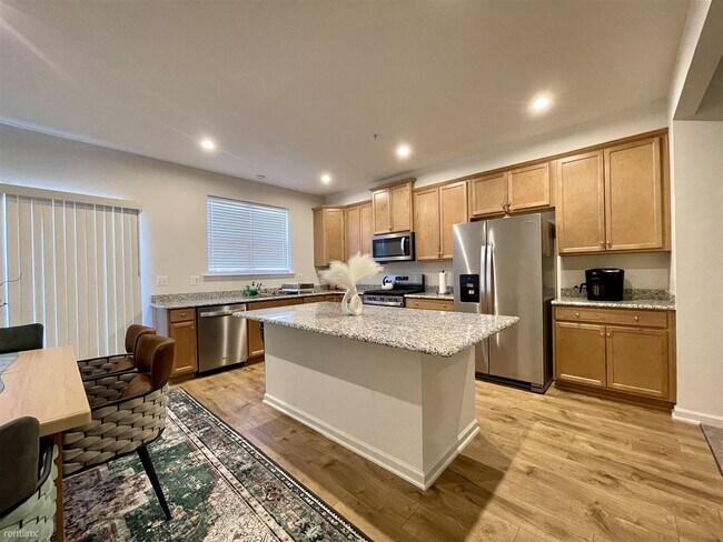 Building Photo - 4 br, 3.5 bath Townhome - 1733 Primrose Way