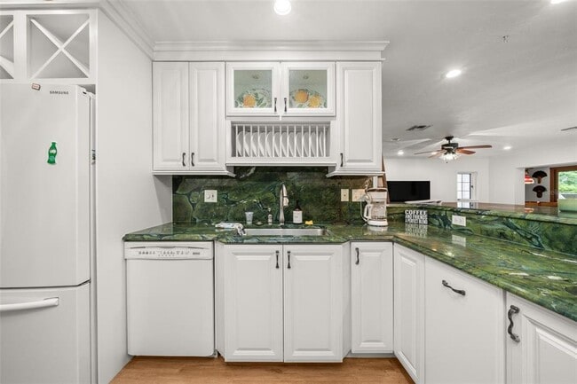 Building Photo - 2551 Lakeview Dr