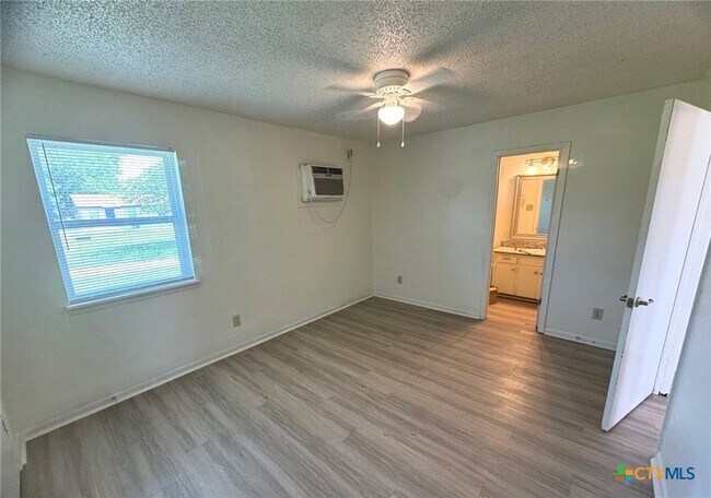 Building Photo - 604 Sunset Ln