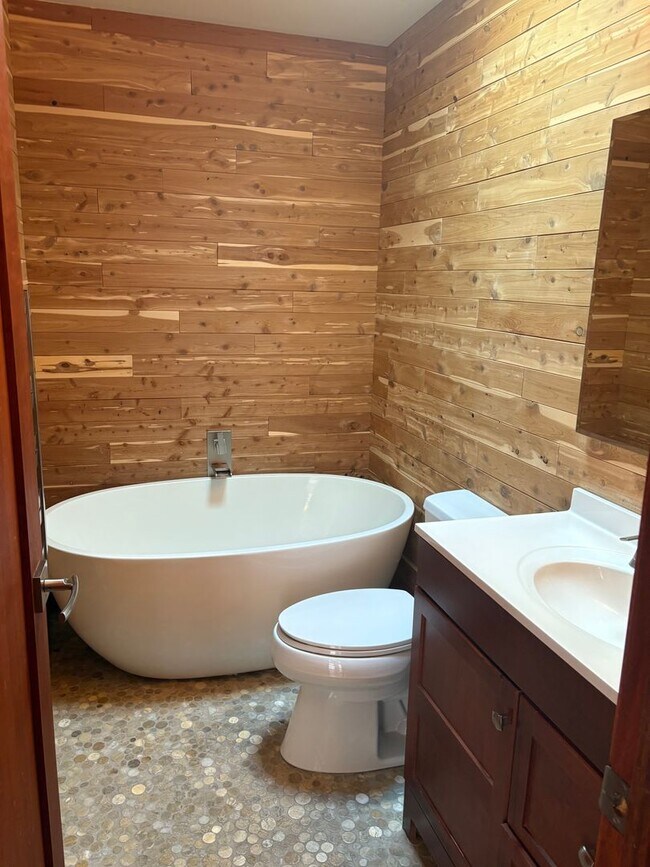 Building Photo - Unfurnished, 1-year long-term rental, Procure Only