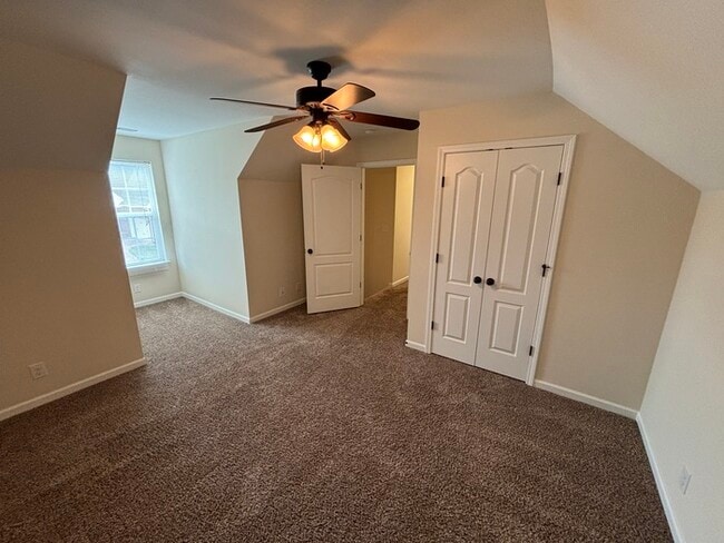 Building Photo - White House townhome available with 1 car ...