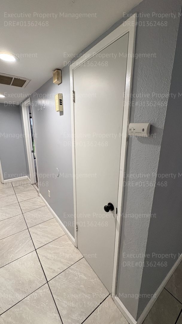 Building Photo - 3 bedroom/ 2 bathroom home nestled in a cul-de-sac.