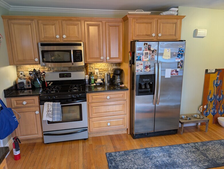 Primary Photo - 636 Moody St