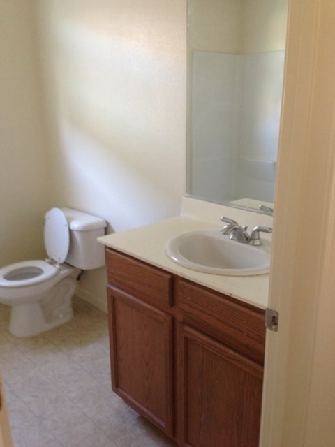 Building Photo - Los Banos, Large 2 story 5 bedroom 3 full ...