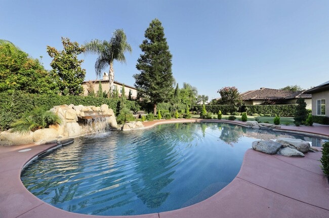 Building Photo - 2510 Tiverton Dr