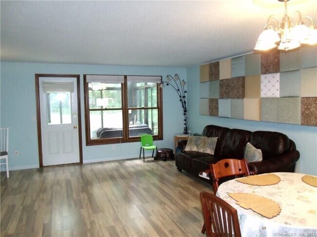 Building Photo - 44 Oak Forest Dr
