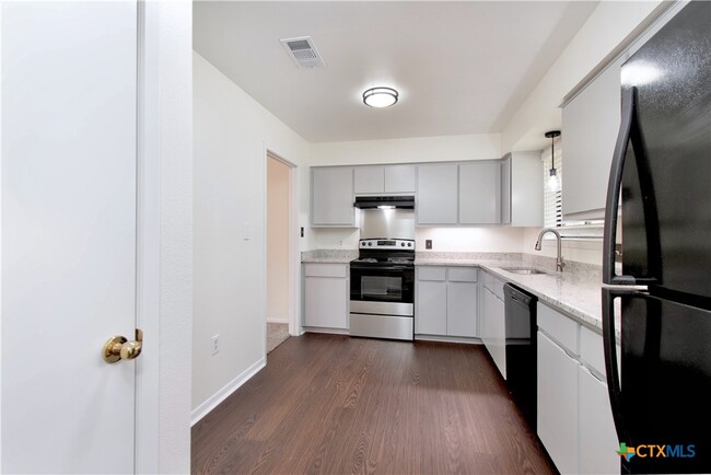 Building Photo - 1405 Oak Park Ln