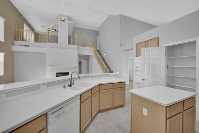 Building Photo - Spacious 4-bedroom, 3-car garage home feat...