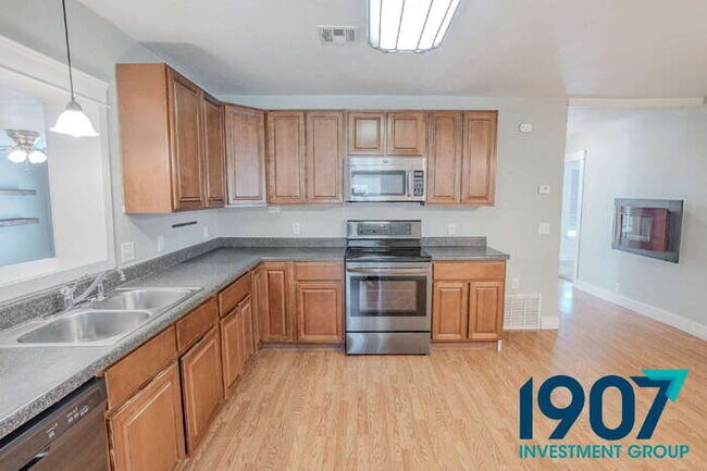 Building Photo - Spacious Rural Retreat in Norman with Open...