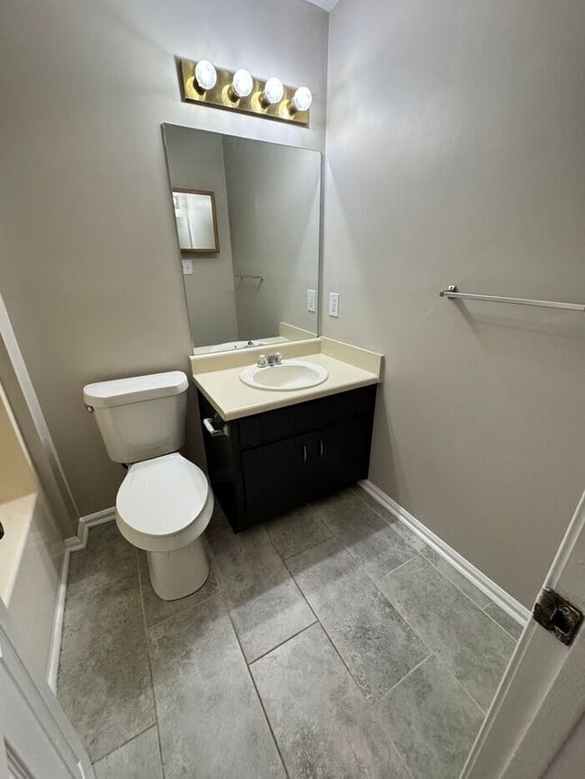 Building Photo - NOW READY!! 2 bedroom 2.5 bathroom in Snellville