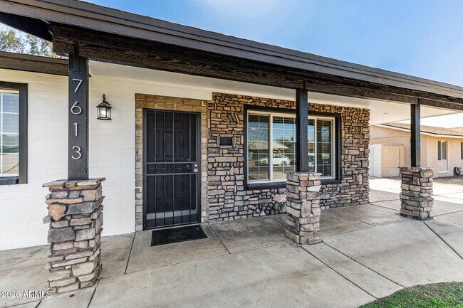 Building Photo - 7613 W Devonshire Ave