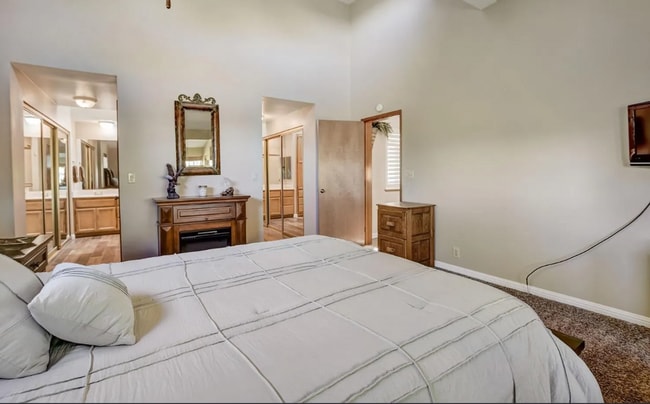 Building Photo - Bright 2-Bed/2-Bath Auburn Home with Sutte...