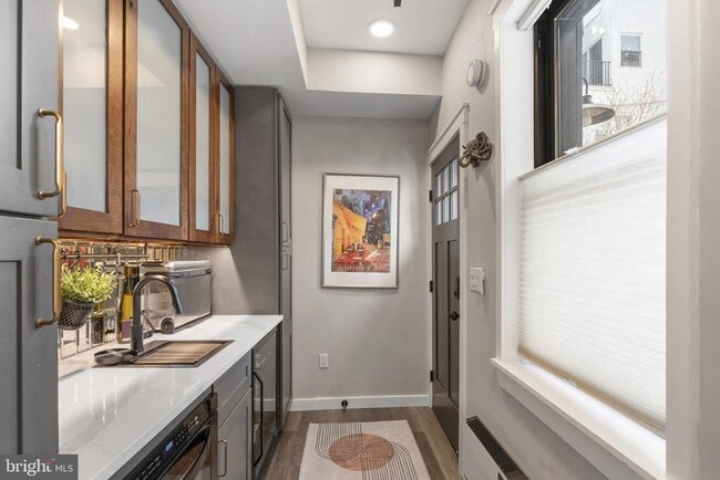 Building Photo - 526 E Thompson St