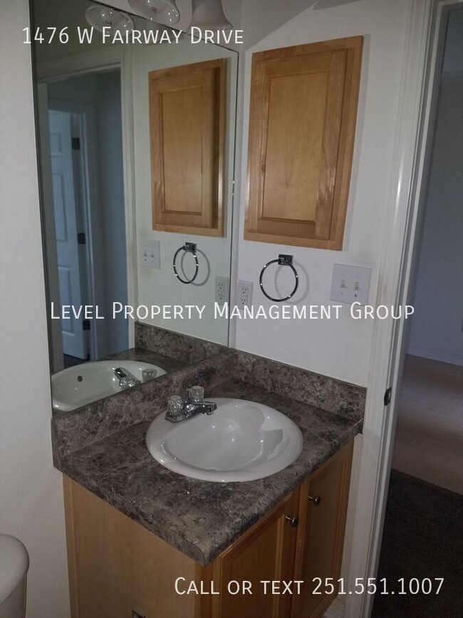 Building Photo - 1476 W Fairway Dr