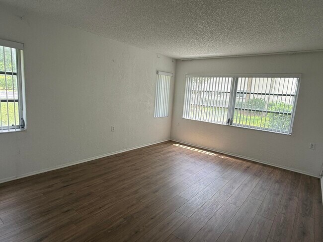 Building Photo - 4602 Martinique Way