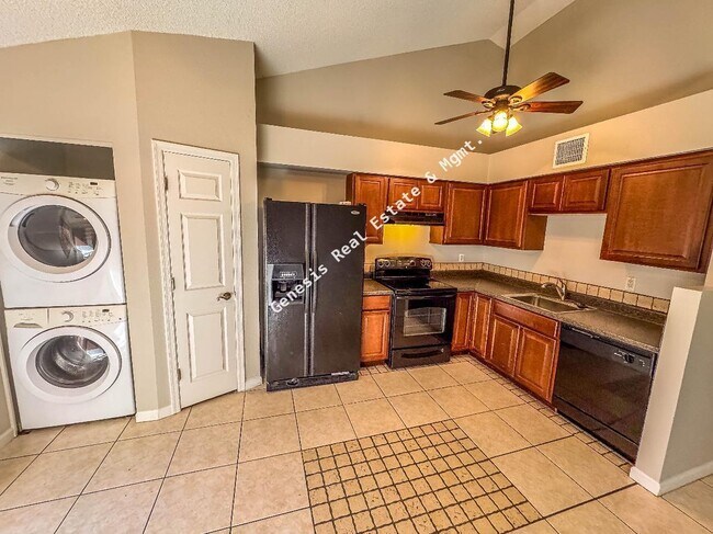 Building Photo - 2 Bedroom Westside Townhome!