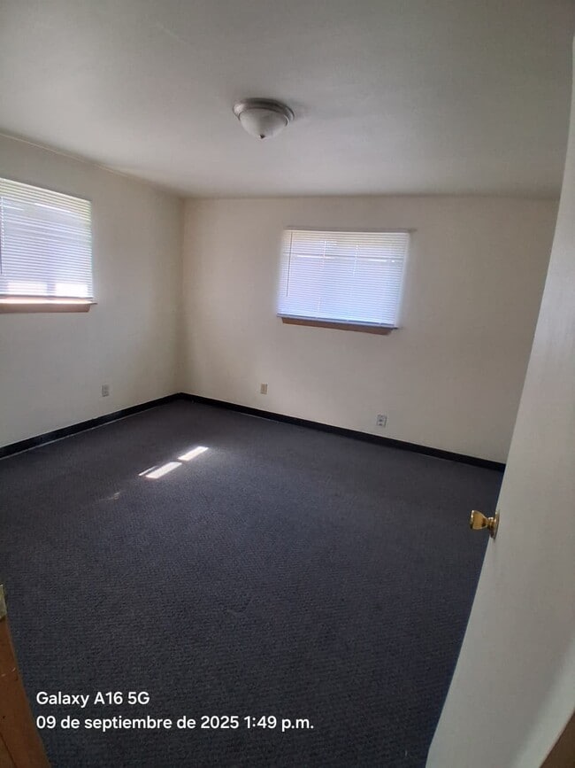 Building Photo - 9000 W Carmen Ave