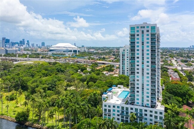 Building Photo - 1861 NW S River Dr