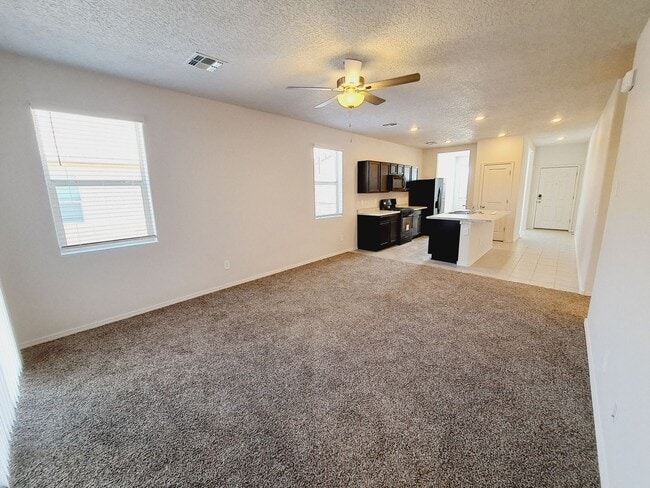 Building Photo - 3 bed 2 bath home in Huning Ranch! Move in Special!