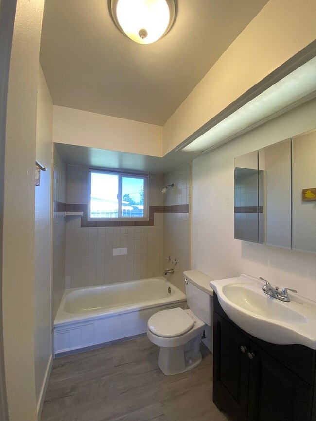 Building Photo - 3 Bed/1 Bath with Large fenced yard in central Paso Robles near Highschool!