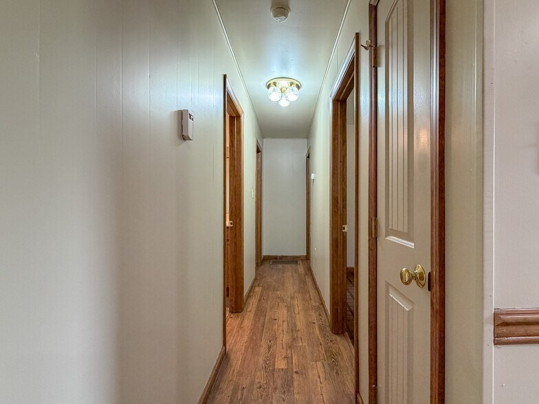 Building Photo - 60 Glenbrook Rd