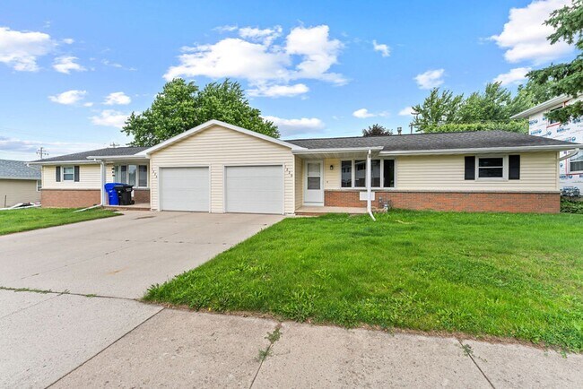 Building Photo - Charming Home with Garage and Yard! PETS WELCOME