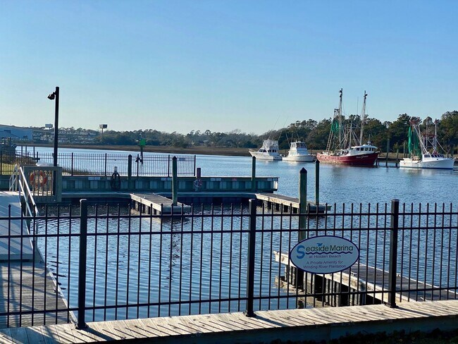 Building Photo - Amazing home in sought-after Winding River Plantation