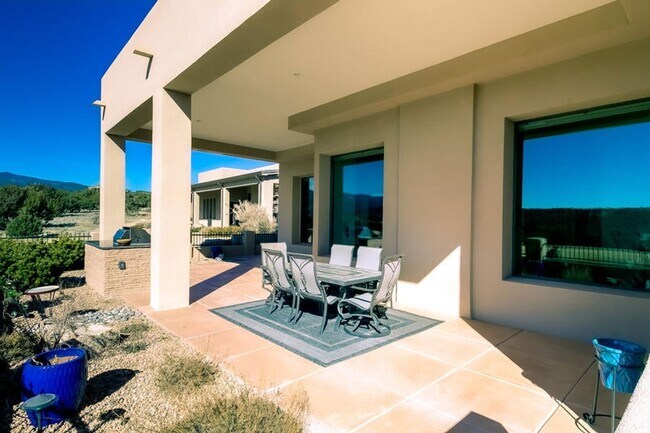 Building Photo - 3 Bedroom, 2.5 Bathroom Home in Paako Ridge Community