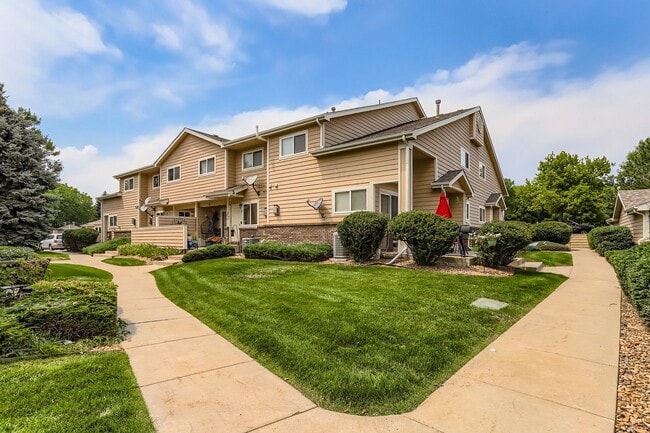 Building Photo - Check out this 2 bed 3 1/2 bath NOW!