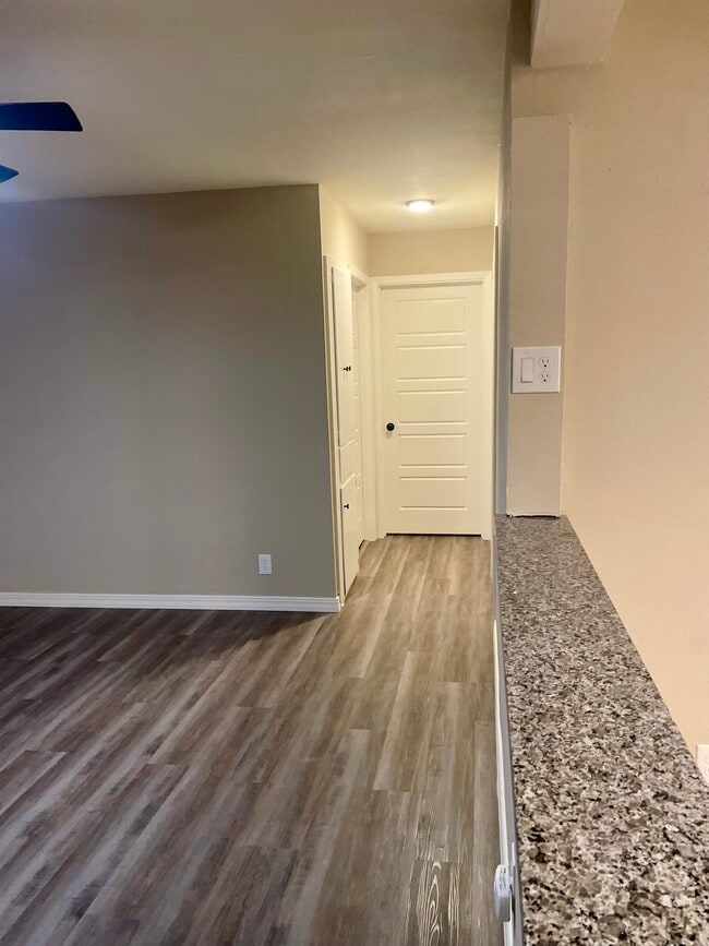 Building Photo - 410 W Lindbergh Blvd