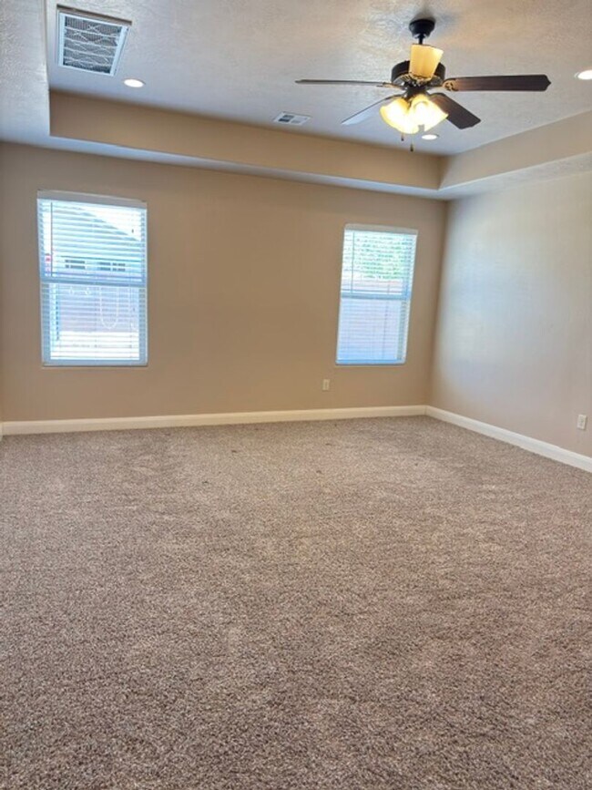 Building Photo - Gorgeous 6 Bedroom Home in Washington!