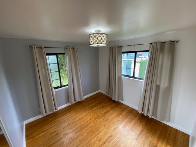 Building Photo - 1466 N Caswell Ave