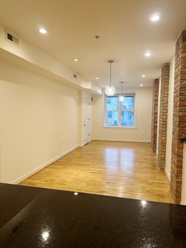 Building Photo - 2242 Ontario Rd NW