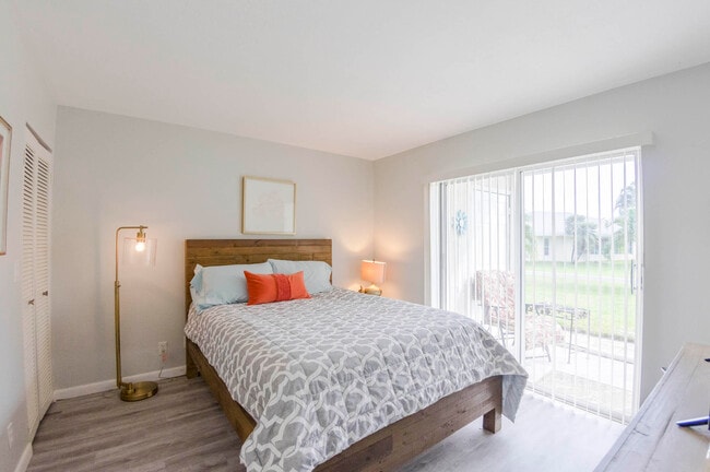 Building Photo - 18081 SE Country Club Dr