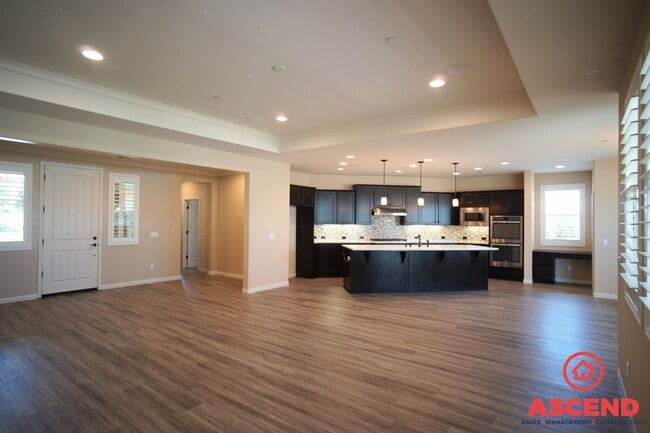 Building Photo - Glamorous Home in Seven Oaks Gated Community!