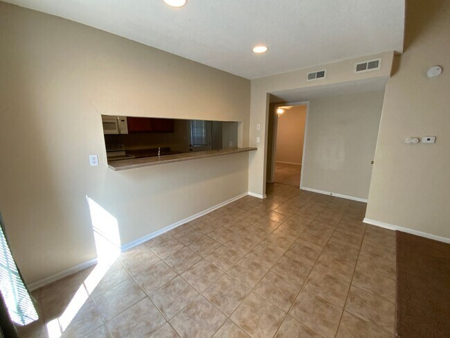 Building Photo - 3 Bedroom 2 Bathroom Duplex
