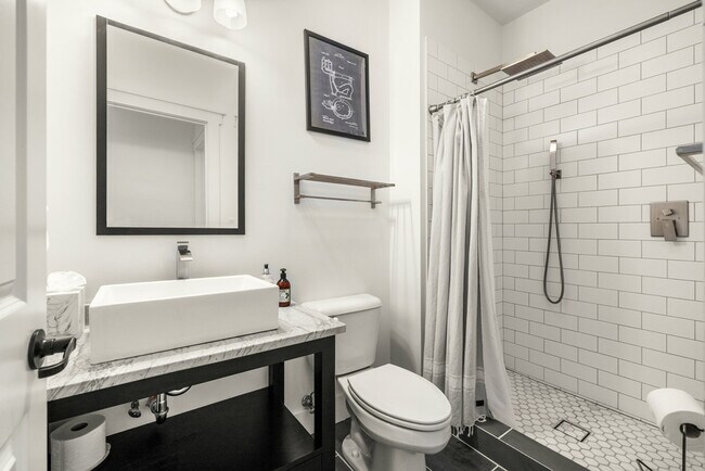 Building Photo - 1408 Pleasant St