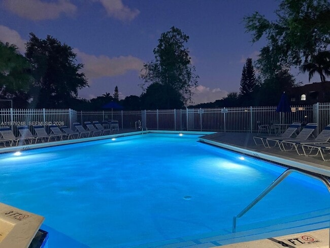 Building Photo - 568 N University Dr