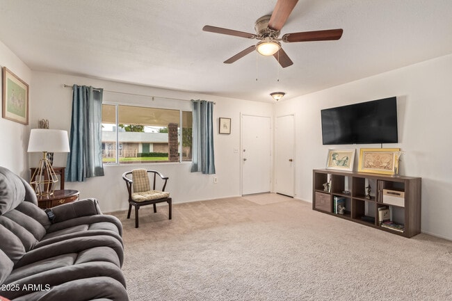 Building Photo - 13636 N Redwood Dr