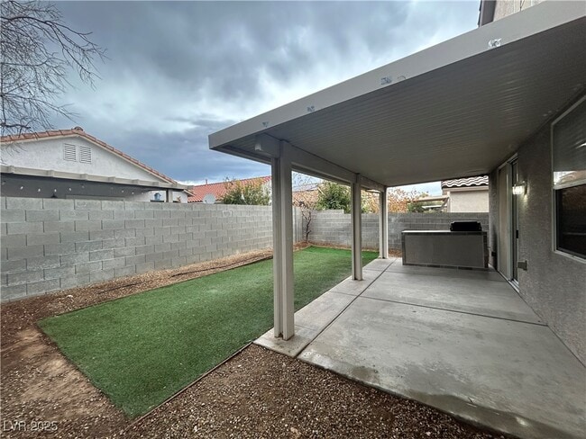 Building Photo - 9551 Green Spruce St