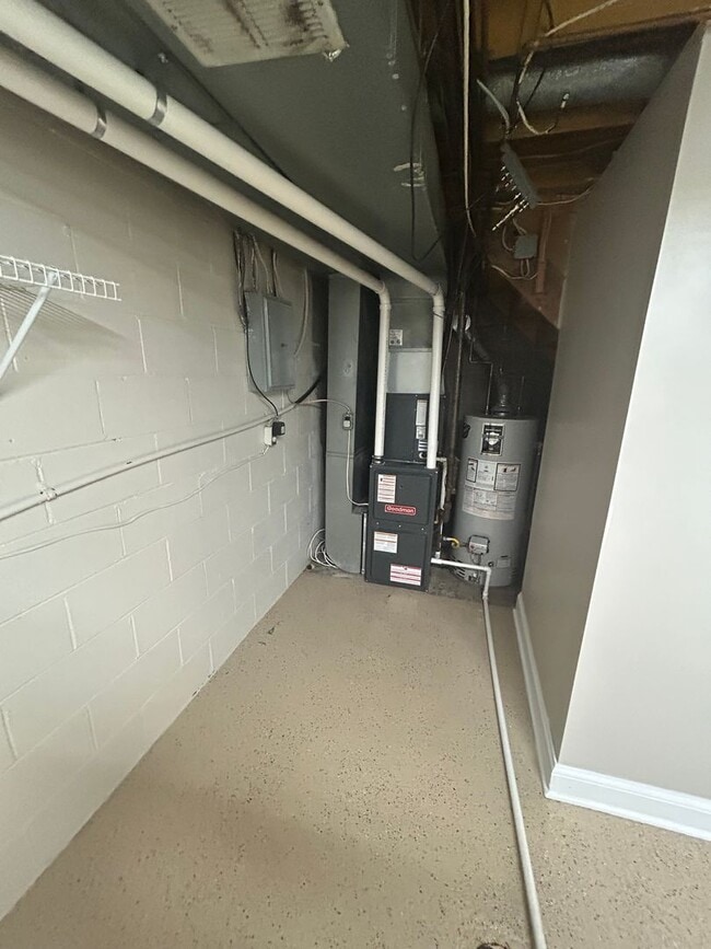Building Photo - Modern 1 Bedroom Townhome in Prime Moon Township Location!