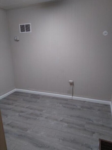 Bedroom 3 or Study Area - 7525 Forsyth Blvd
