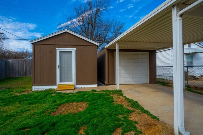 Building Photo - Charming And Cozy 2 Bedroom Home