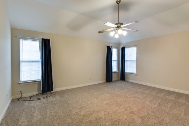 Building Photo - **ESTABLISHED NEIGHBORHOOD, AMAZING LOCATION**