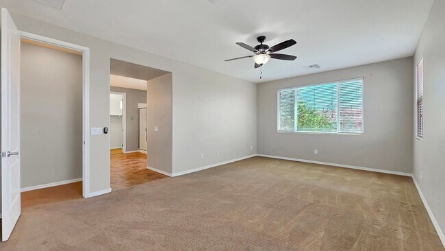 Building Photo - Upgraded kitchen and lots of sq ft in Verrado!