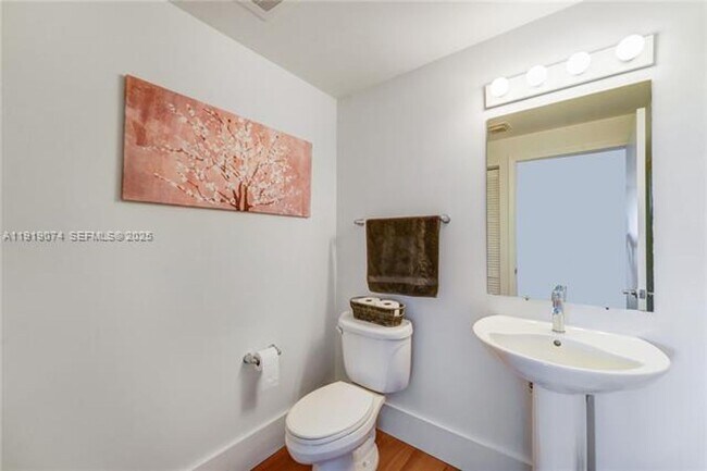 Building Photo - 601 NE 36th St