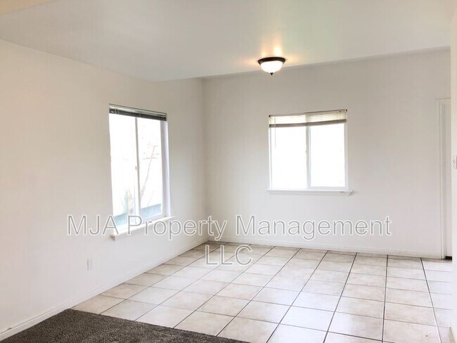 Building Photo - 2574 Robin Rd