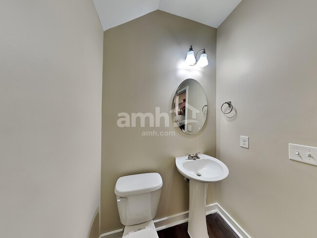 Building Photo - 4940 Ballantine Dr