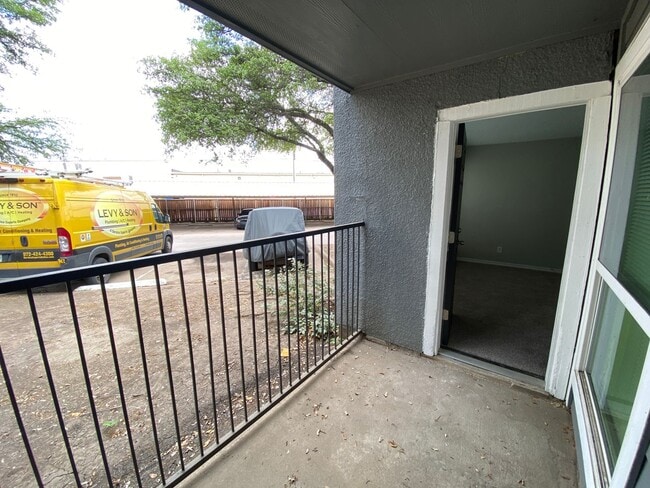 Building Photo - Charming Unit with Vaulted Ceilings & Fire...